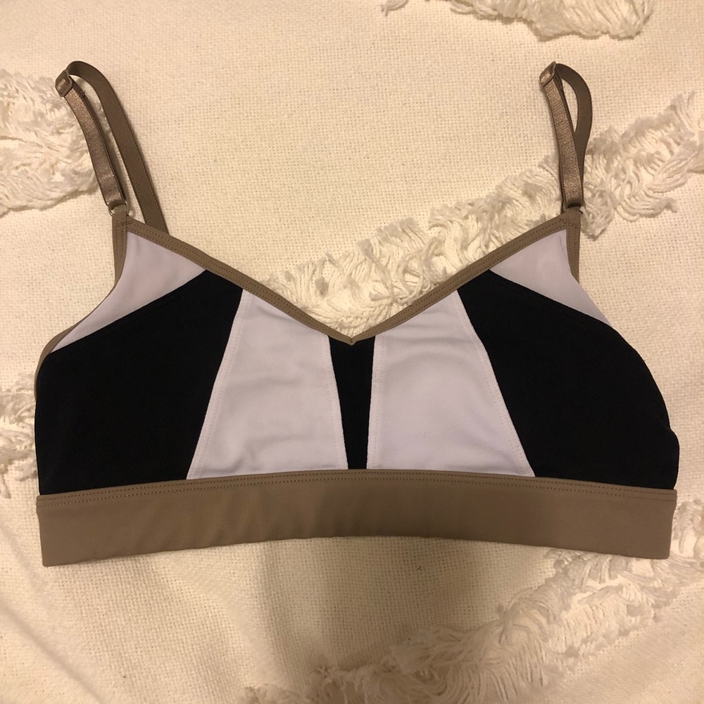 Alo yoga sports bra size xs. Barely worn - Picture 1 of 2